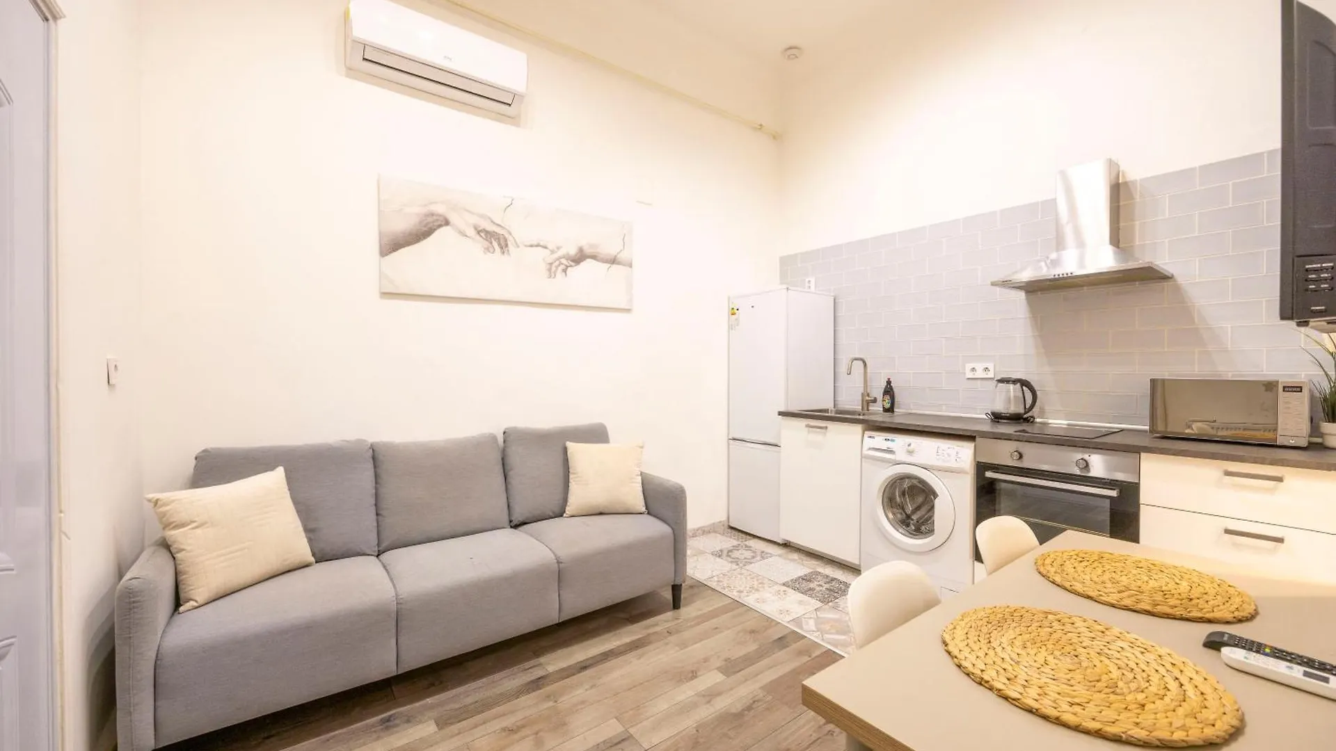 Central & Cozy Superior Terez Boulevard Apartment Budapešť