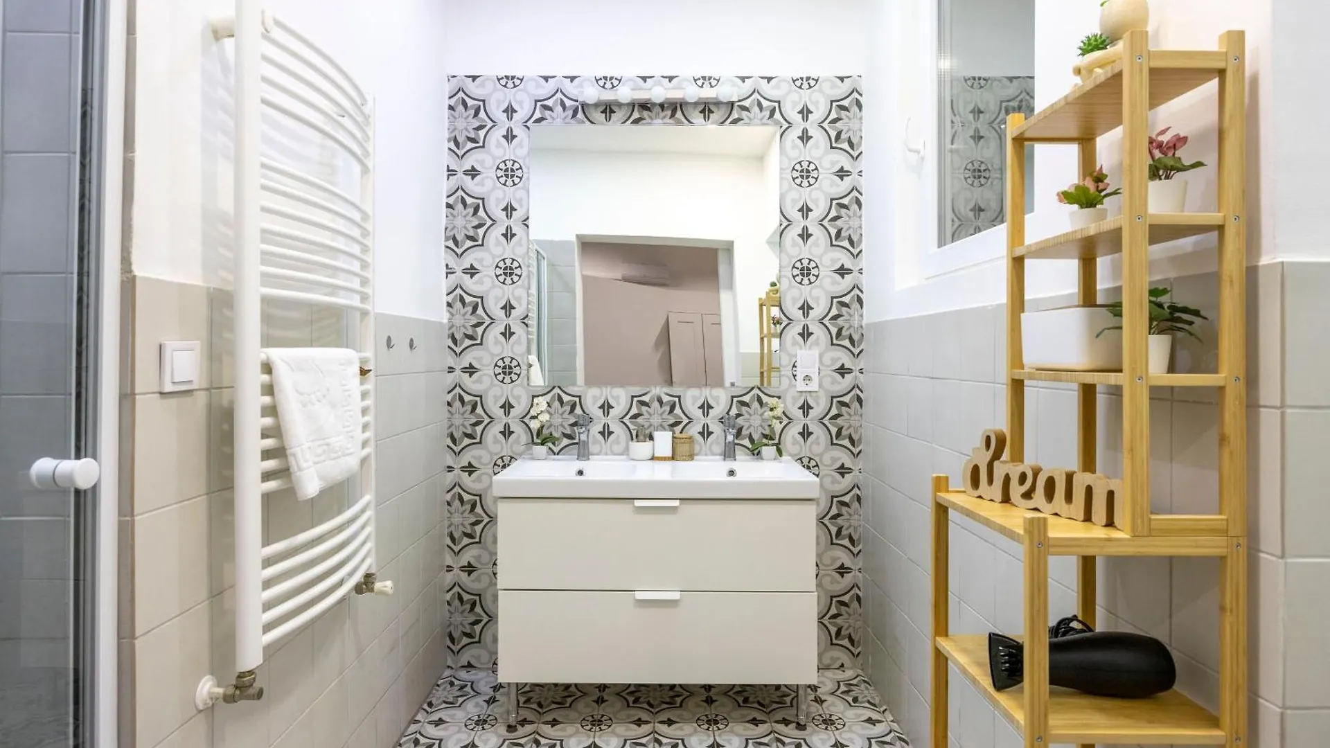 Central & Cozy Superior Terez Boulevard Apartment Budapest